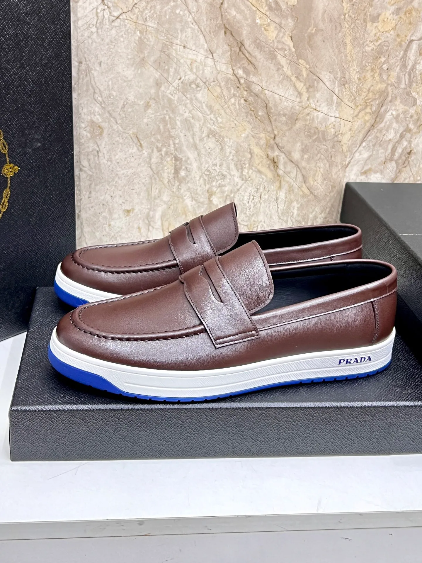 💰620 Prada classic men’s lace-up casual shoes｜Imported cowhide upper｜Layered stitching design on the upper Lightweight and breathable｜Soft and comfortable｜PRADA letters on the side｜Distinctive sporty style Showing the brand style｜Lightweight embossed rubber sole｜With cowhide foot pad lining｜Excellent foot feel Fashionable and elegant｜Size: 38-44 (customized at 45)
